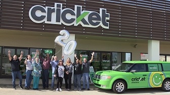 Cricket Wireless Celebra su Cumpleaños número 20 con los primeros clientes de la primera tienda Cricket