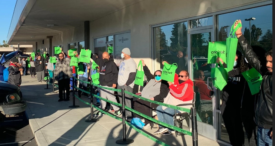 Fans wait to meet WWE Superstar at Cricket Wireless store in Sacramento