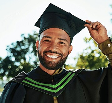 Joven con toga y birrete de graduación