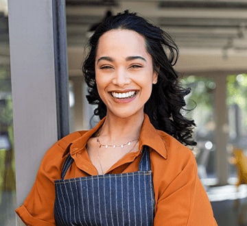 Mujer con delantal de chef