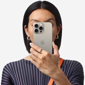 Persona sosteniendo el iPhone 15 Pro Max frente a su rostro